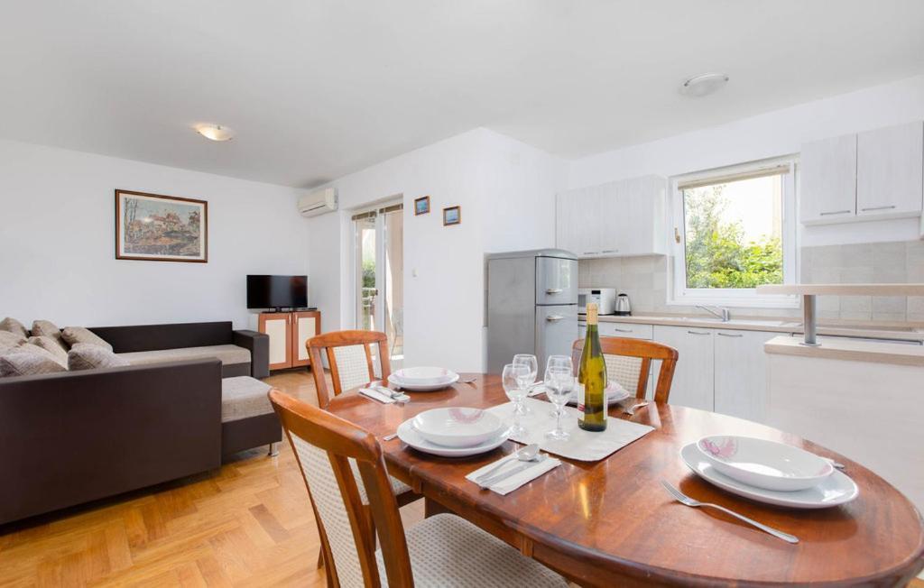 Apartments Dunja Malinska Ngoại thất bức ảnh